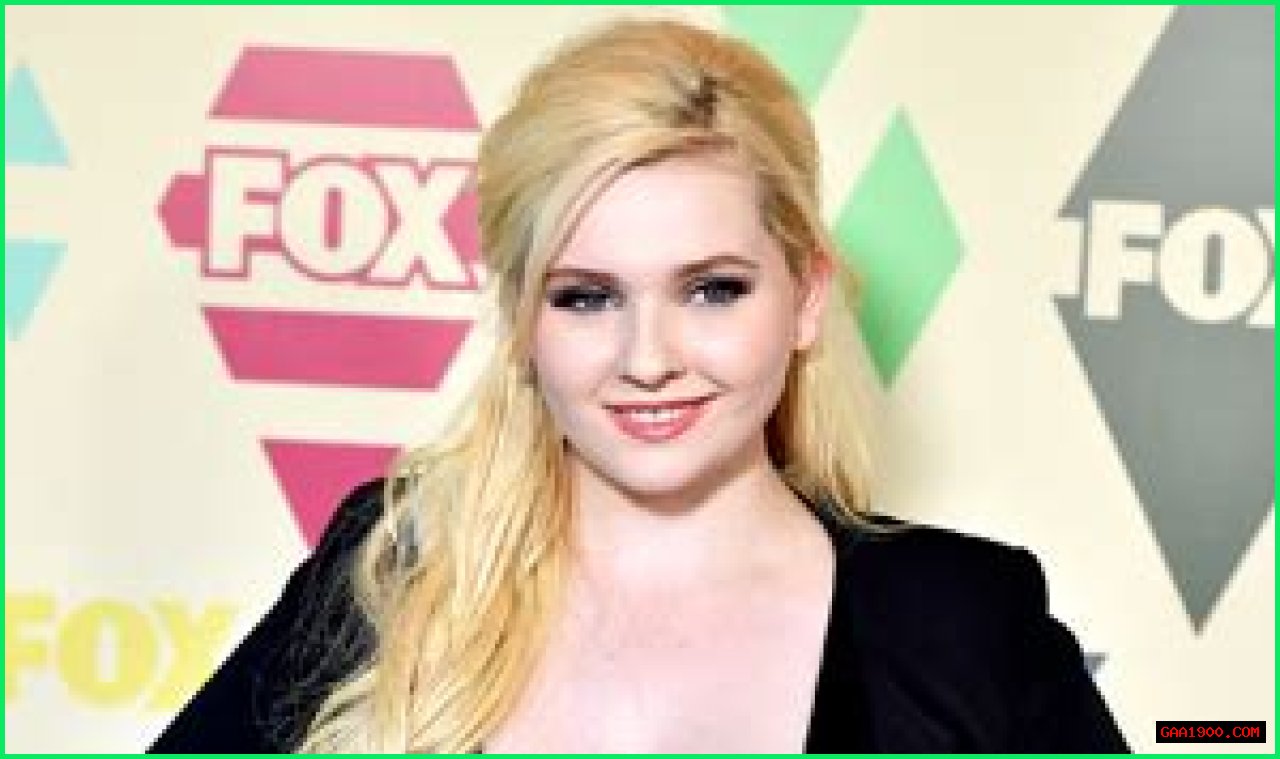 Abigail Breslin Rocks Plunging, Cleavage-Baring Black Dress: Photos
