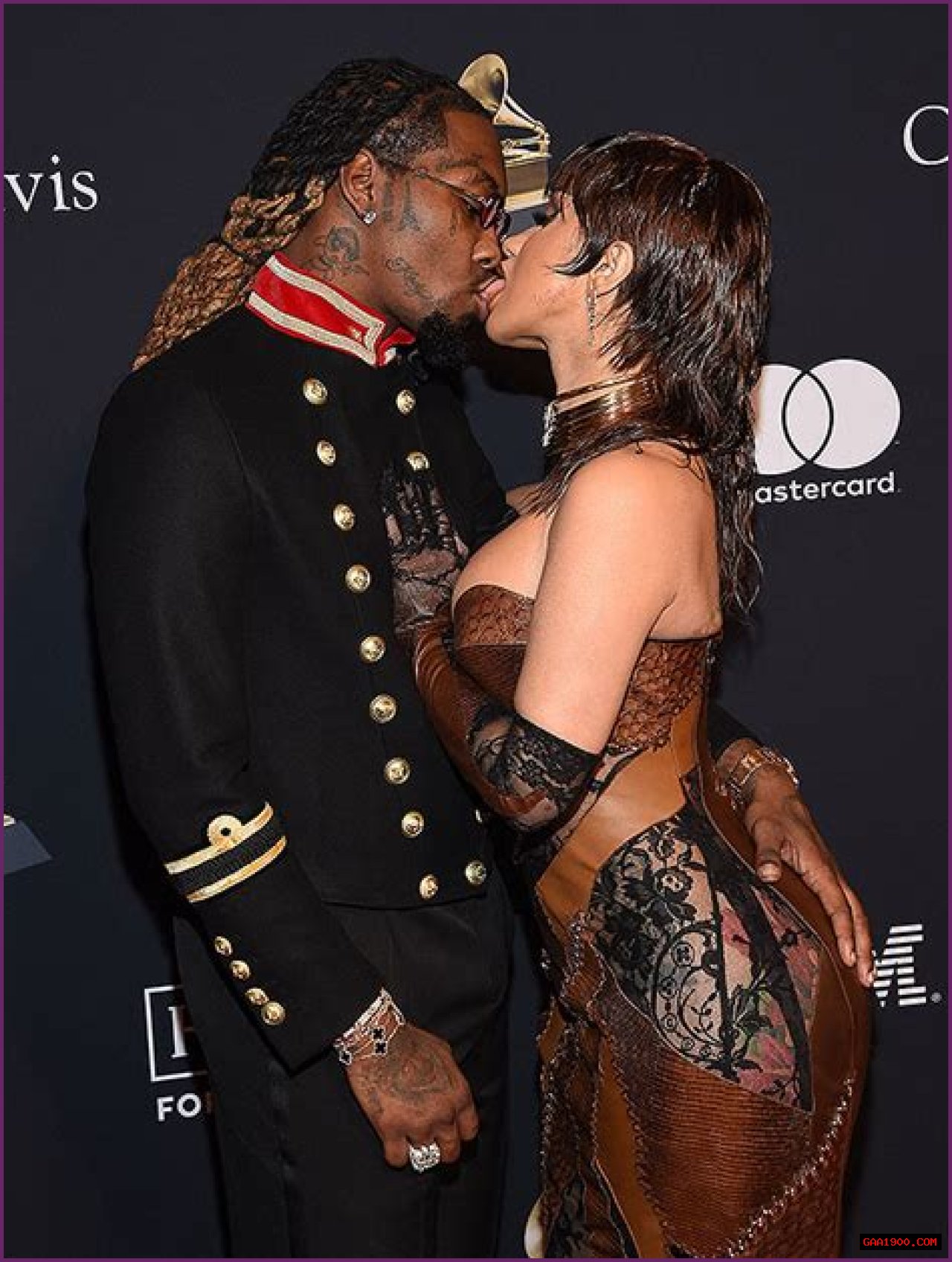 Cardi B & Offset Kiss At Super Bowl Party: Video – Hollywood Life