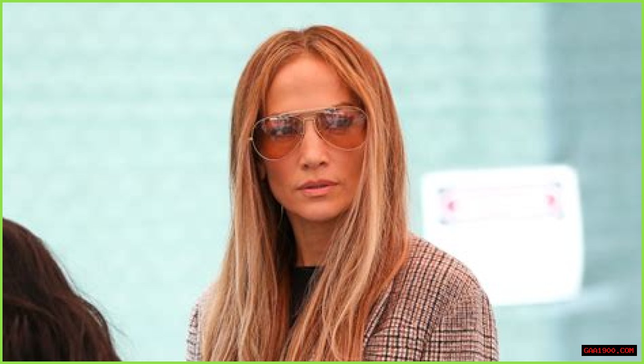 Jennifer Lopez Ditches Her Wedding Ring in Latest Social Media Post Amid Ben Affleck Marriage Rumors