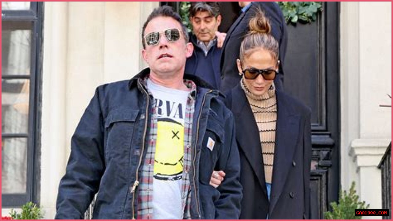 Jennifer Lopez Posts Fourth of July Pics With Wedding Ring Amid Ben Affleck Divorce Rumors