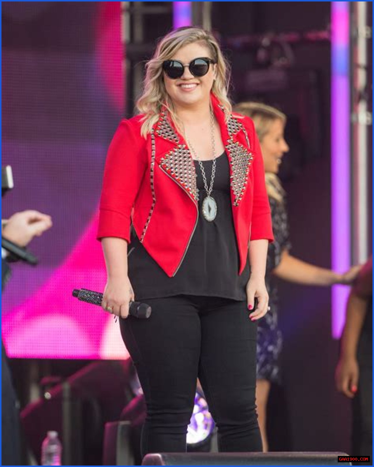 Kelly Clarkson Announces She's Pregnant During Los Angeles Concert