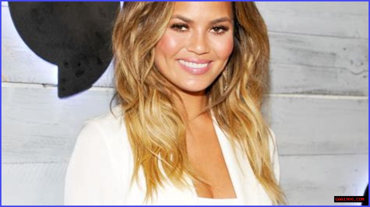 Pregnant Chrissy Teigen Looks Forward to Barfing, Eating Pizza Often